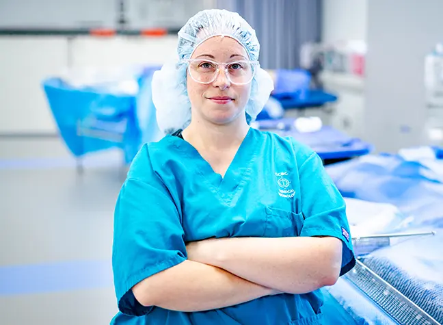 Surgical-tech-student-in-lab-posing