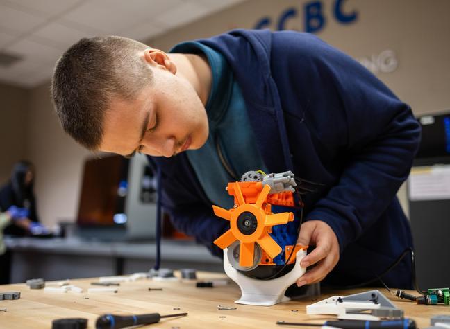 Student using a 3d cutter