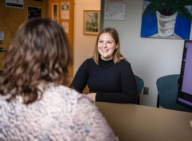 A student gets help with registering for her semester courses.